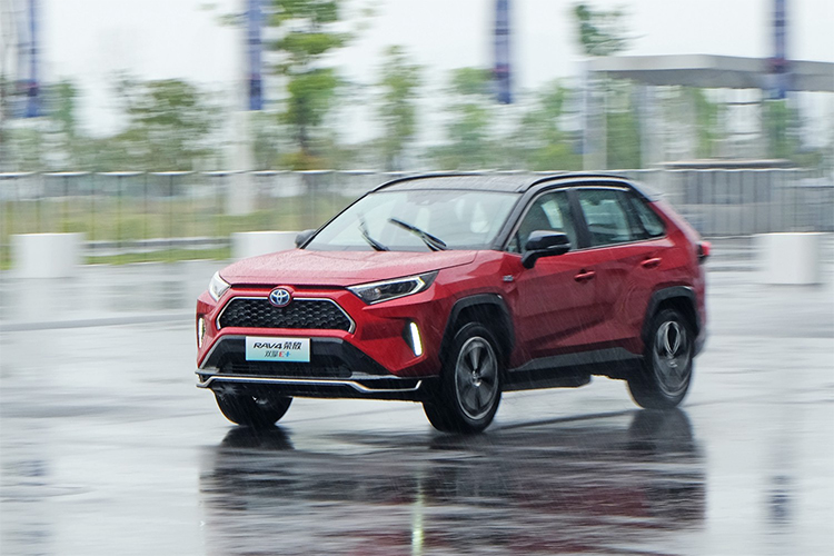 试驾RAV4荣放双擎E+ 引发对丰田“触电”的思考