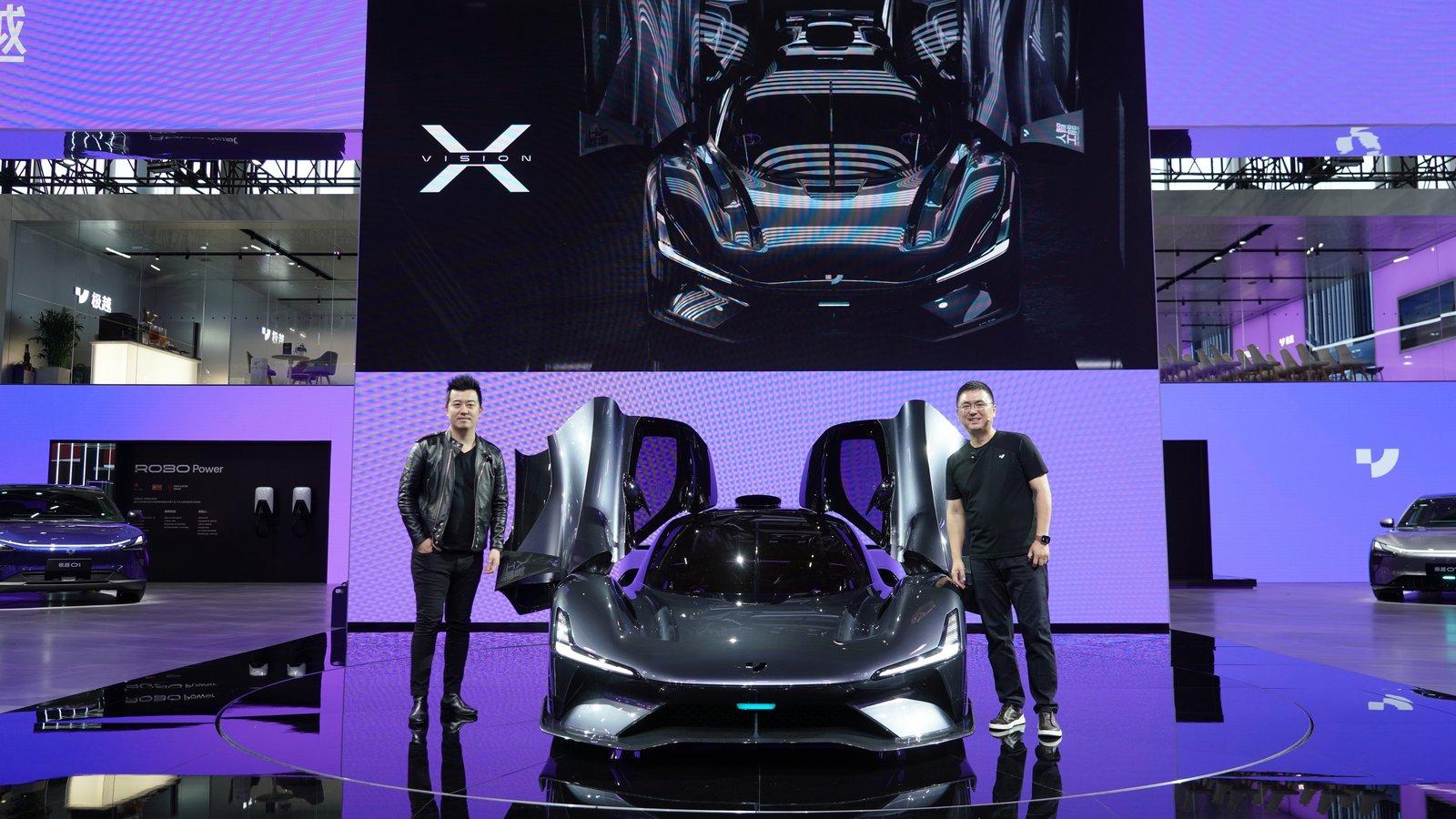 极越首款AI智驾超跑ROBO X全球首发，意向金49999元