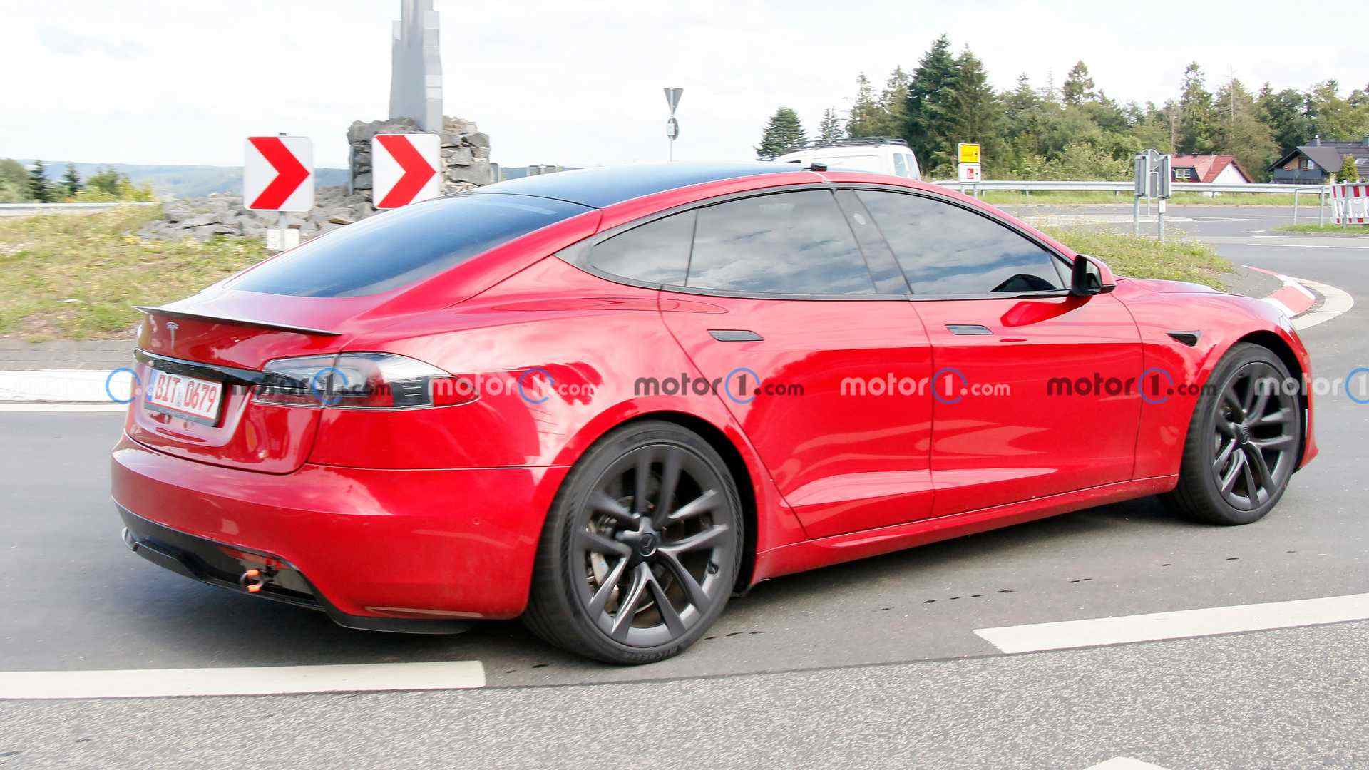 http://i2.dd-img.com/erp/2bff69a7012b87bc3a74067ca3feb0c8.jpg tesla-model-s-plaid-spied-at-the-nurburgring (2).jpg
