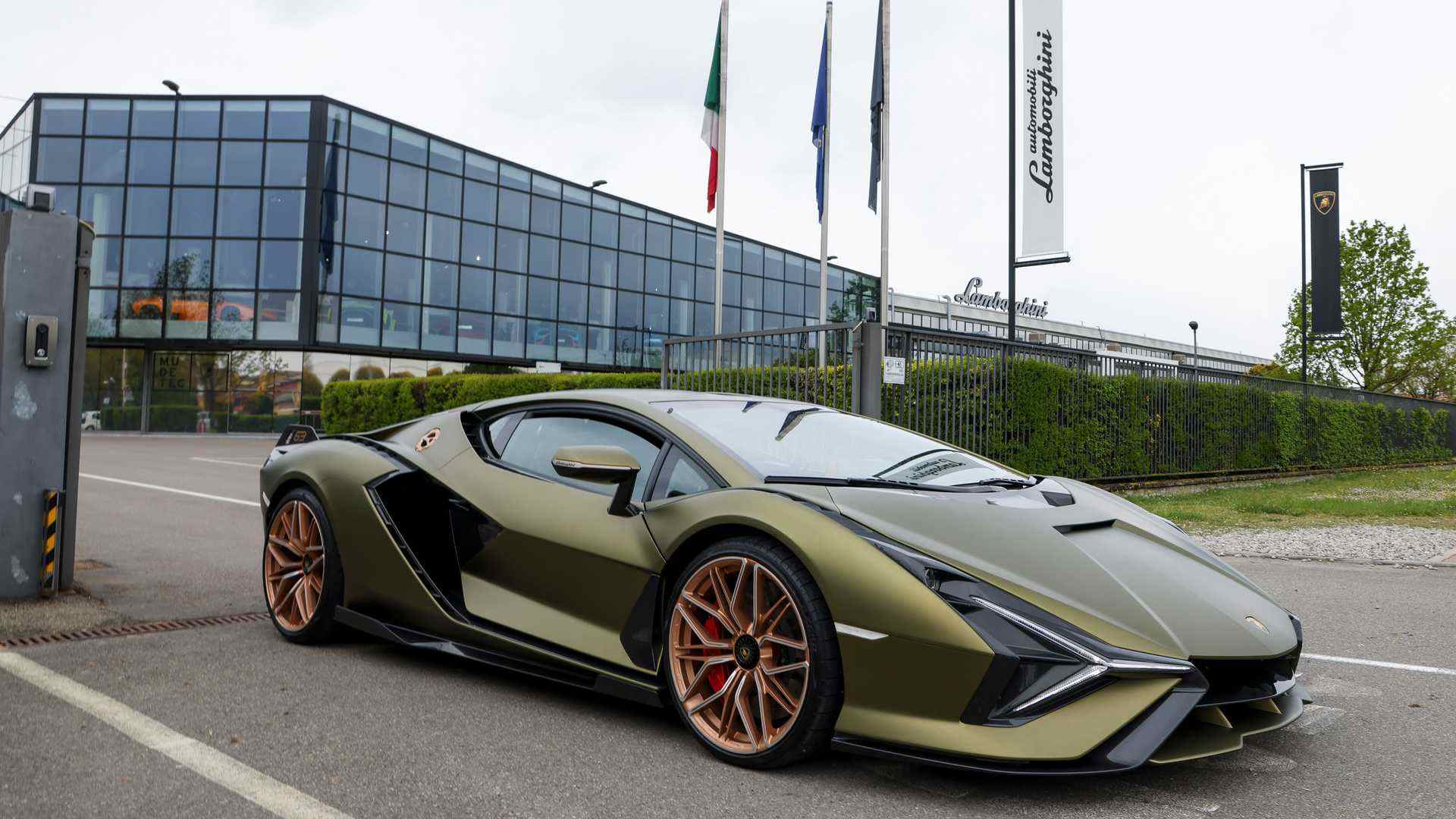 http://i2.dd-img.com/erp/771de59ac8d955fd5654545133c8128d.jpg lamborghini-sian---prova-su-strada.jpg
