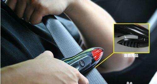 解开安全带,从大孩子先解开。