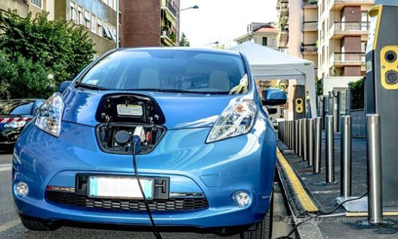 “三年倍增”强充电 新能源汽车产业基底更牢