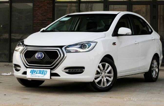 3款十万以下的电动汽车推荐一:江淮iev5内饰