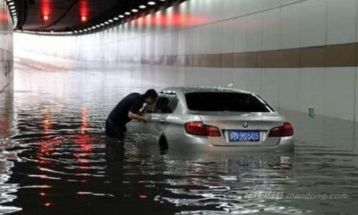 汽车车厢进水怎么办-车内落雨影响不大