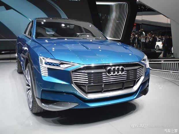 据悉,奥迪即将打造的纯电动SUV——e-tron SUV(代称)被证实将于2018年发布并在海外率先上市,同时该车也被证实将采用保时捷正在开发的全新电动车平台。这款车是奥迪首款纯电动SUV车型,其尺寸将介于奥迪Q5和Q7之间,更接近Q5的大小。 同时,Dietmar Voggenreiter也表示e-tron SUV并不是此前猜测的奥迪Q6,二者将拥有一定的区别,而后者将是一款基于Q5打造的四门轿跑型SUV。e-tronSUV车型最大续航里程超过500km。 2018年纯电动汽车