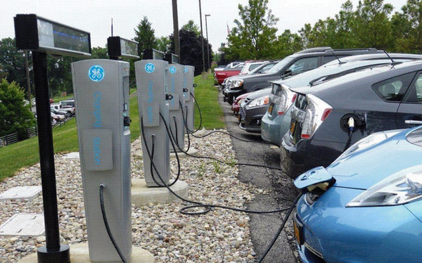 小区停车场或充电站内,可以根据不同的电压等级为各种型号的电动汽车