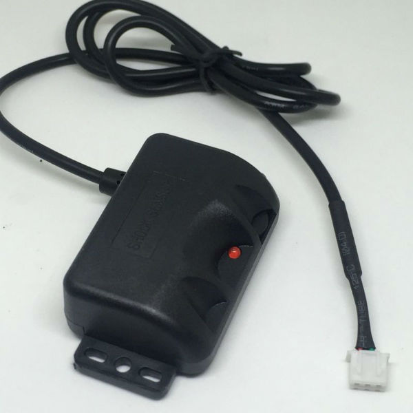 1、转速传感器: 转速传感器通常安装在分电器或发动机上,它可以检测出曲轴的转角。一但发生故障,会破坏点火系统的工作,使发动机不能工作。由于大多数转速传感器是磁脉冲式的,它能发出微弱的电信号,检测时可使用万用表或示波器;如果怀疑传感器内部导线接触不良,可将万用表置于电阻档与传感器导线相连接,然后晃动导线看万用表指针是否摆动,如果摆动则证明传感器内部导线接触不良,应即排除; 2、爆震传感器: 爆震传感器直接安装在汽缸上,由于直接受到发动机缸体上的温度变化或震动影响,因此要求具有较高的可靠性或稳定性。其检修工