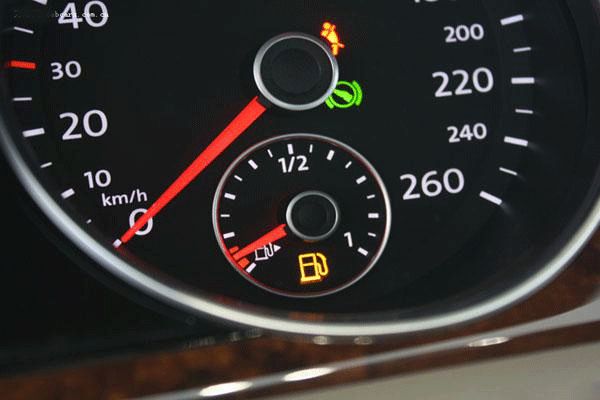 汽车起步油表指针过高,汽车油表指针忽高忽低是怎么回事
