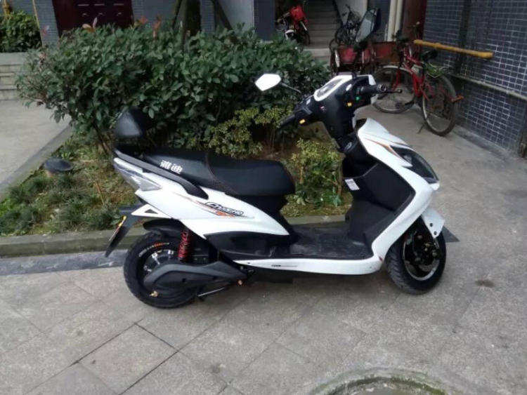 对于大家而言我们周围有许多新能源的汽车,电动车,电动汽车,可是各个行业,各个品牌,都不一样,都不知到那款好,所以我们就要多多的了解一下电动汽车方面的知识,对于我们来说是非常的有帮助的,那么今天小编就为大家介绍一下吉利电动车怎么样这个问题吧。 吉利雅迪电动车怎么样:简介 有一款雅迪电动车凭借其自身优势,在双十一中表现亮眼,成为了雅迪粉丝的新宠儿。这款雅迪电动车就是轻便好用的雅迪f3。 对骑行爱好者来说,拥有一辆好的两轮车会给他们的生活带去许多幸福感,让他们的生活过得更加精彩和快乐。为了满足消费者