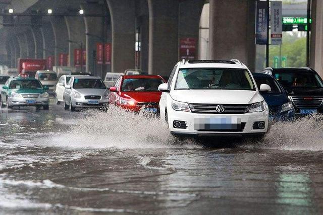 雨天电动汽车:下雨天不能开电动汽车?