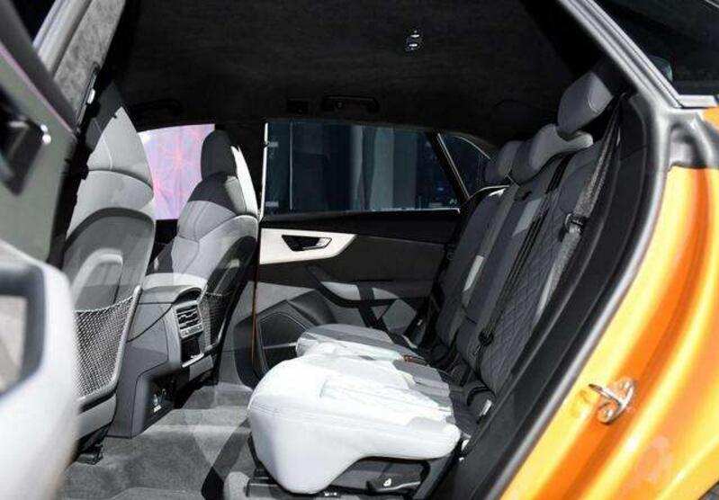 新款奥迪Q5取代的模型是澳大利亚最受欢迎的中型SUV。现在Q5面临的竞争对手比以往任何时候都多,而且沃尔沃和宝马的全新车型在该领域充斥着大量新鲜金属,阻碍了其潜在的成功。乍一看,奥迪最新款SUV可能看起来有些保守。造型与其前代产品没有太大的不同,现在带大家了解一下奥迪q5车内空间怎么样。 座椅装饰 奥迪Q5的标准装备为真皮座椅装饰,前排运动座椅,三区气候控制,电动驾驶员座椅调节,数字仪表盘显示,汽车灯和雨刷,LED头灯,自适应巡航控制,无钥匙进入和启动,动作激活后挡板,20-英寸合金轮毂。信息娱乐为7.
