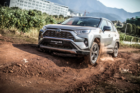 本田CR-V锐·混动小心了！一汽丰田全新 RAV4 荣放双擎版解析