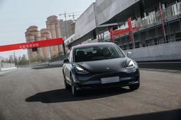 褪去科技外衣，我们把特斯拉Model 3开去了赛道