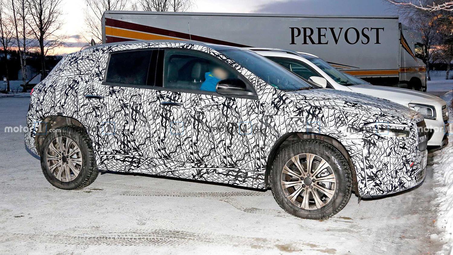 mercedes-benz-eqa-spy-photo-(3)