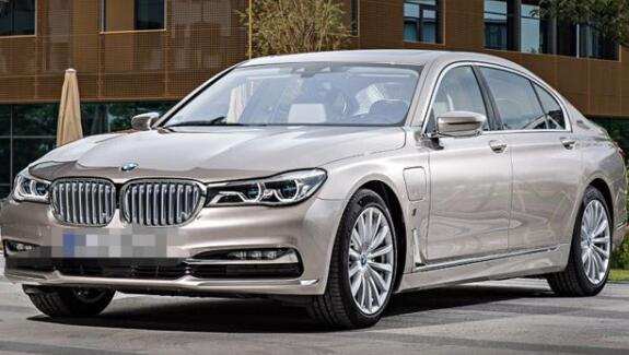 宝马7系新能源，外观帅气，出门回头率非常的高！