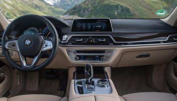 宝马7系新能源，外观帅气，出门回头率非常的高！