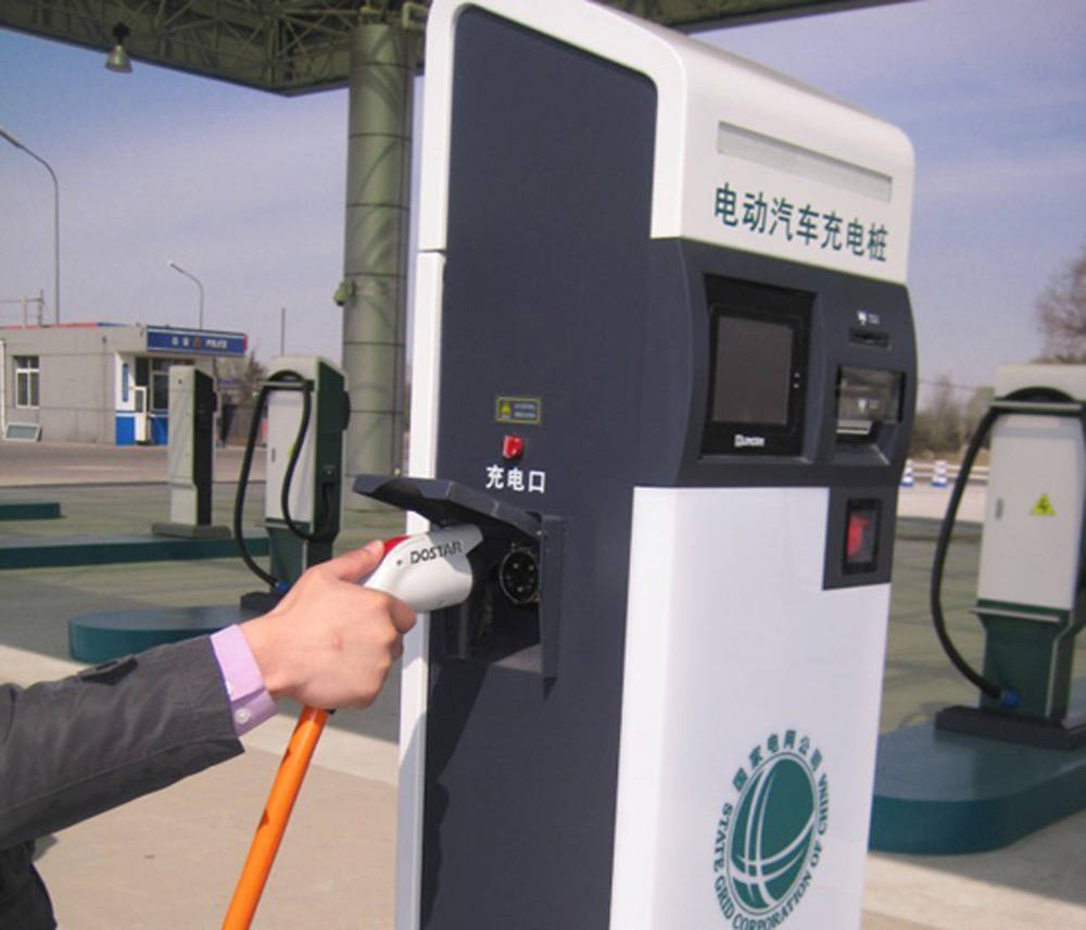 电动轿车充电_电动汽车怎么充电_御捷电动轿车咋充电