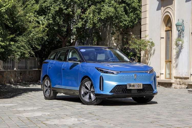 试驾奔腾全新纯电动suv e01,造型科幻,配三块大屏,驾乘感舒适