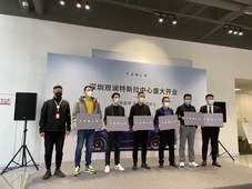 再开新店！中国制造Model Y今日在深圳观澜特斯拉中心交付