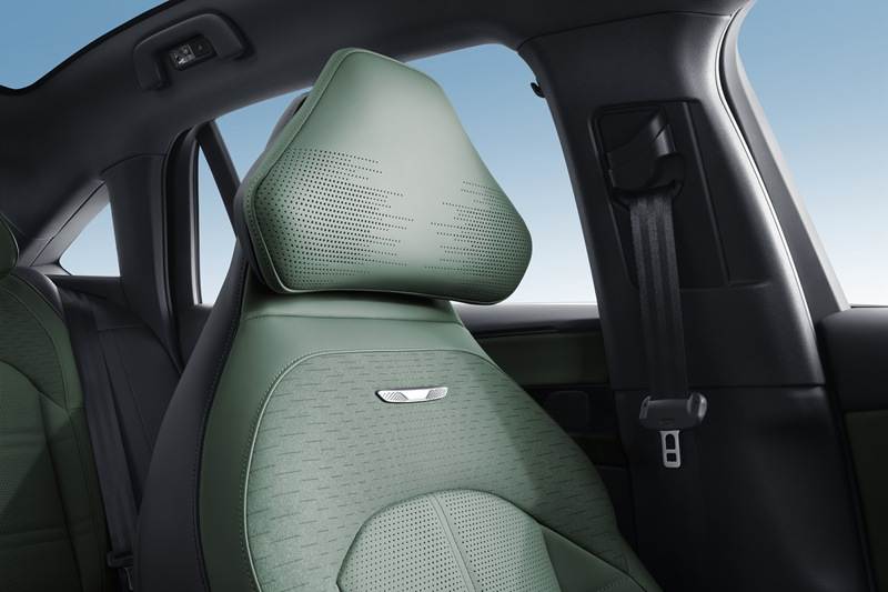 https://i2.dd-img.com/cms/09f4d95203586c6bfeed6a8af7e2c128.jpg 32内饰细节-主驾座椅(头枕音响)_副本.jpg