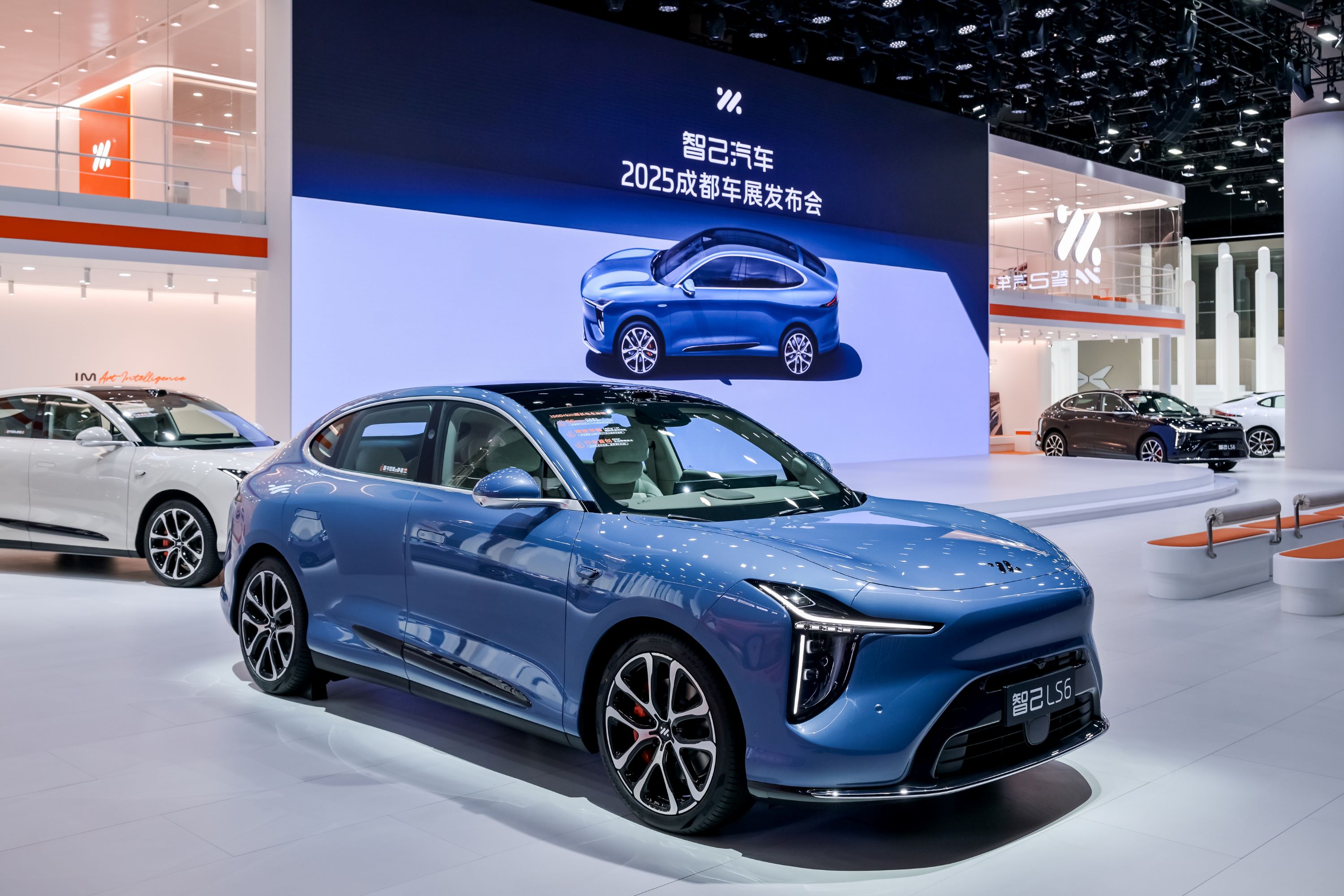 1、新一代智己LS6亮相成都车展.jpg