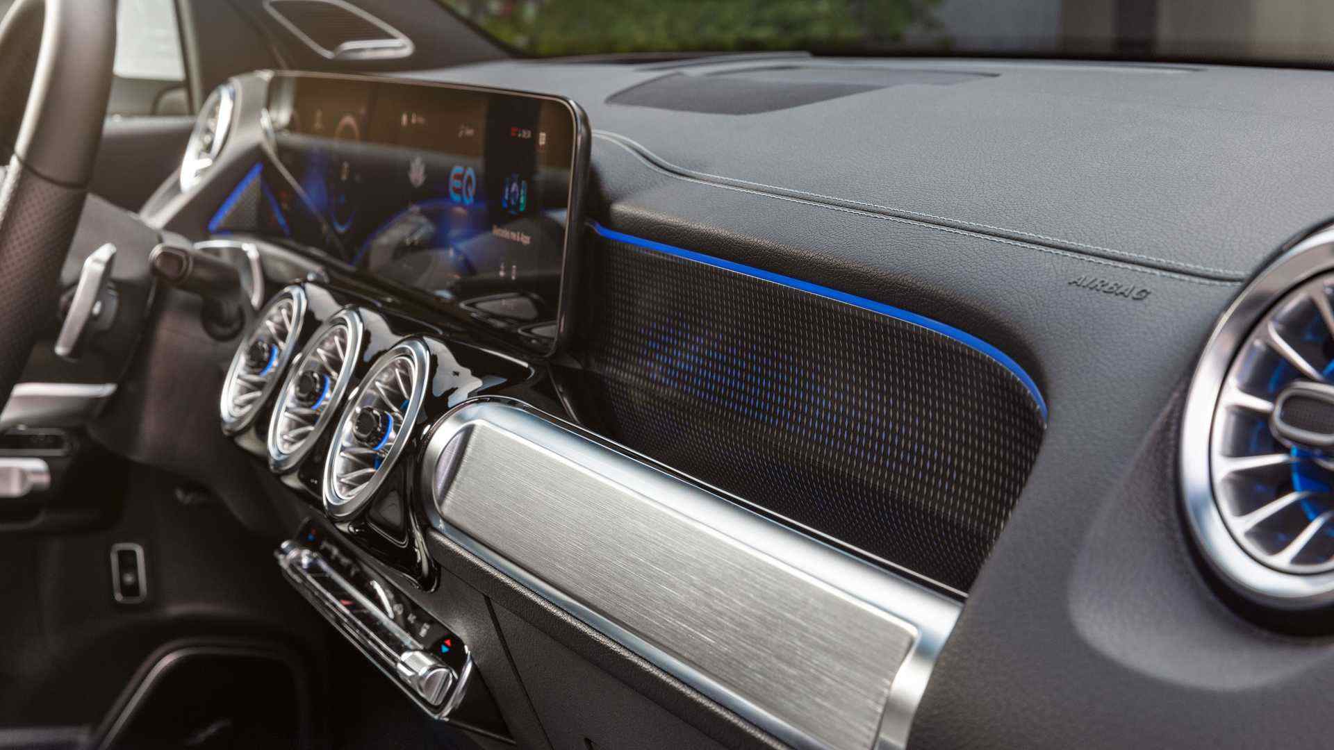 2022-mercedes-benz-eqb-350-interior (4).jpg