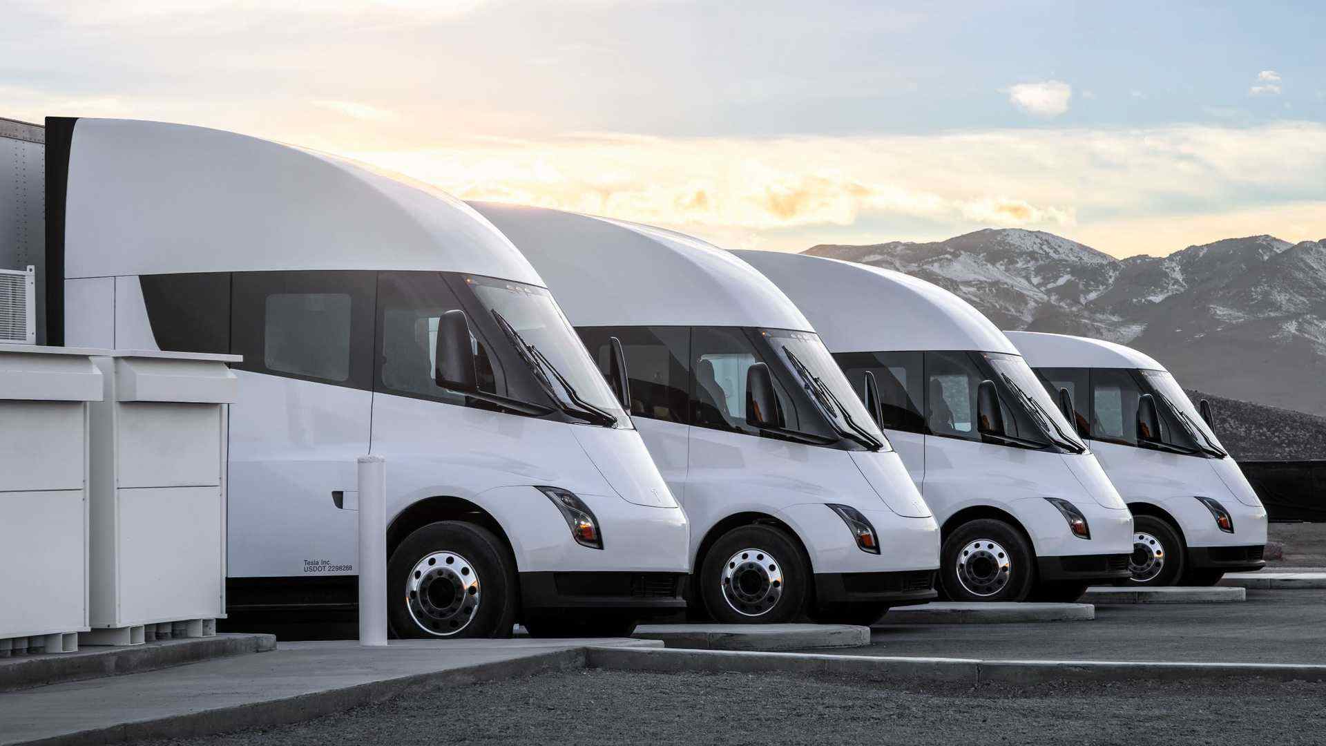 tesla-semi-trucks-at-a-fast-charging-megacharging-station-at-the-gigafactory-1-in-nevada.jpg
