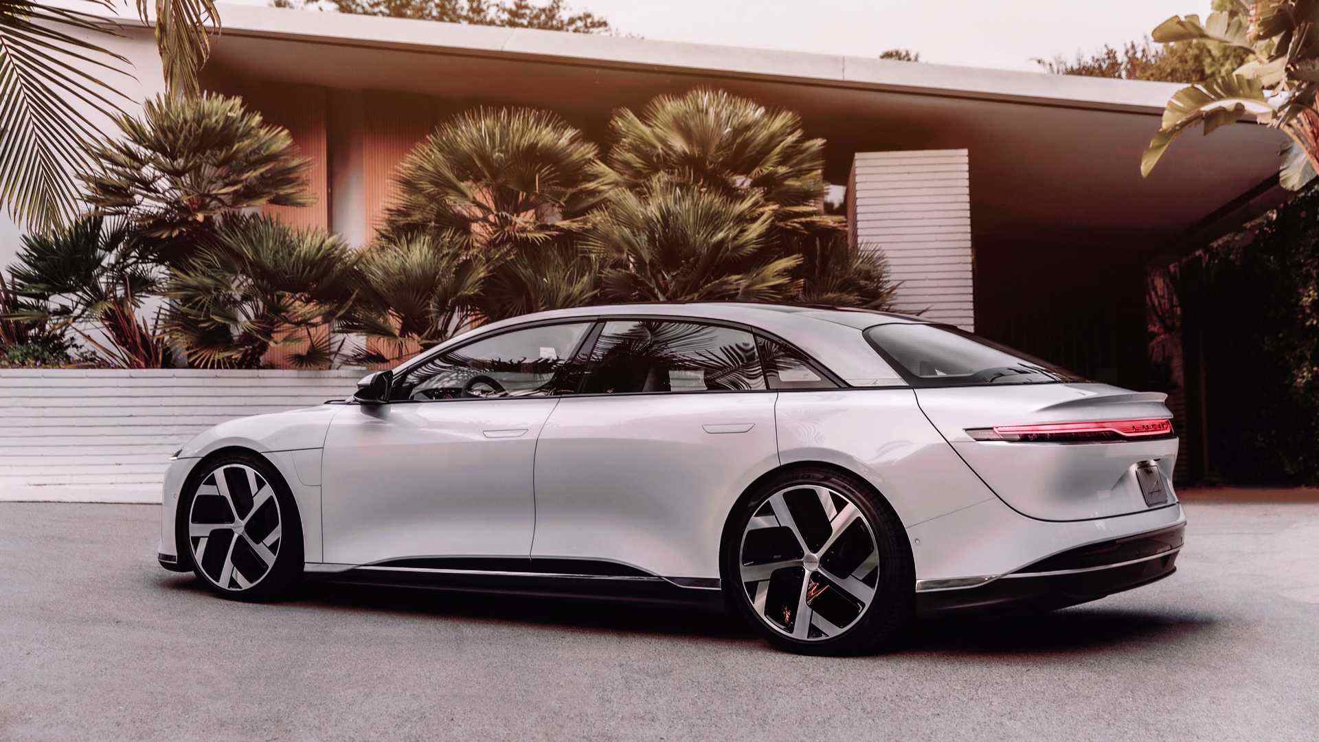lucid-air-dream-edition-side-view.jpg