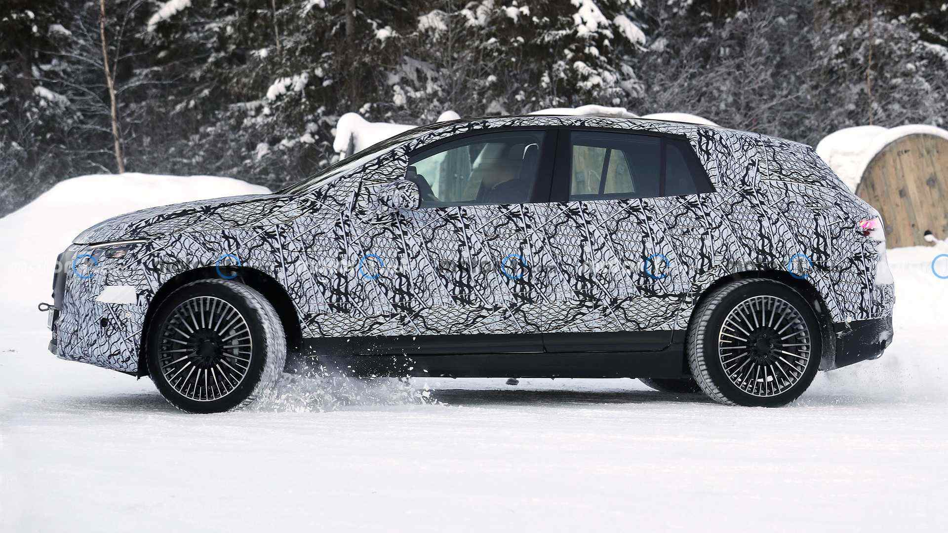 mercedes-amg-eqe-suv-with-rear-wheel-steering-spy-photo (1).jpg