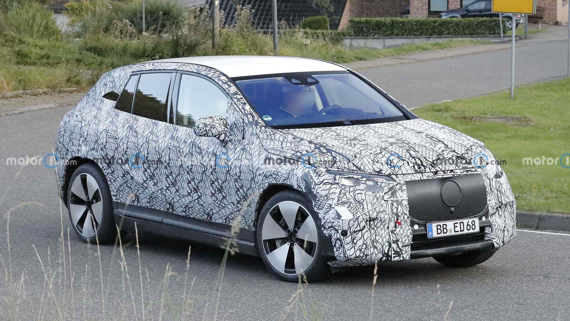 2023-mercedes-eqe-suv-spy-photo (3).jpg