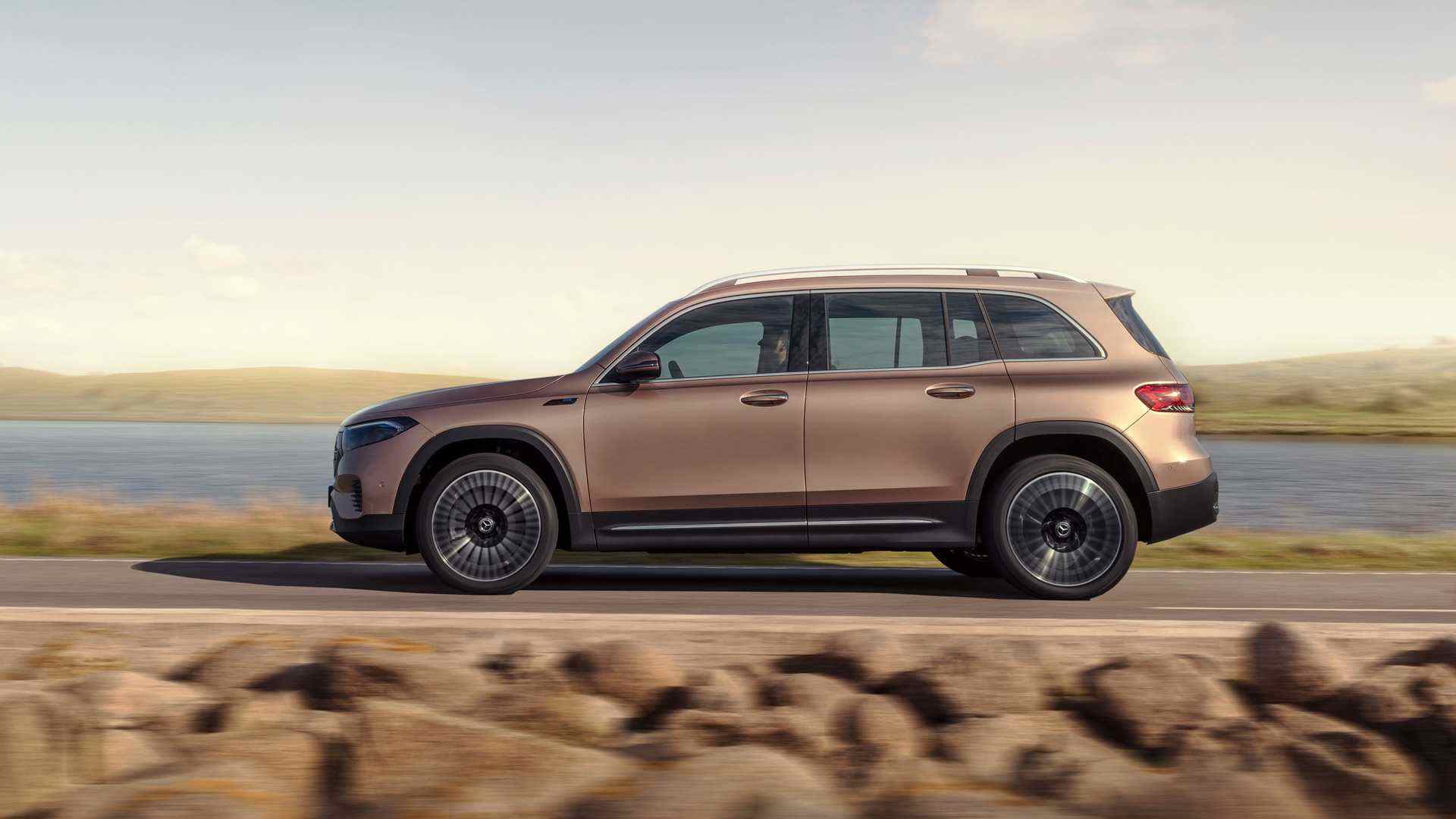 2022-mercedes-benz-eqb-350-exterior (11).jpg