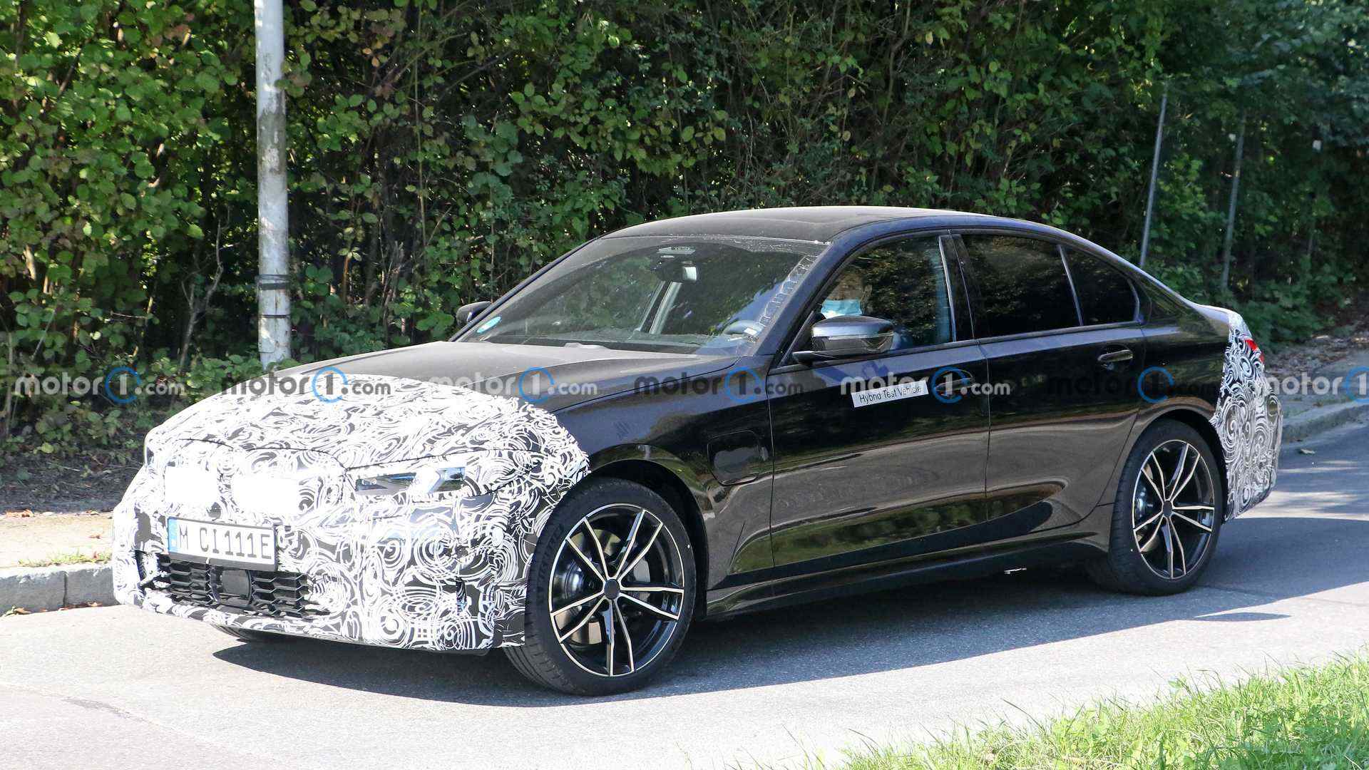 bmw-3-series-facelift-new-spy-photo (3).jpg