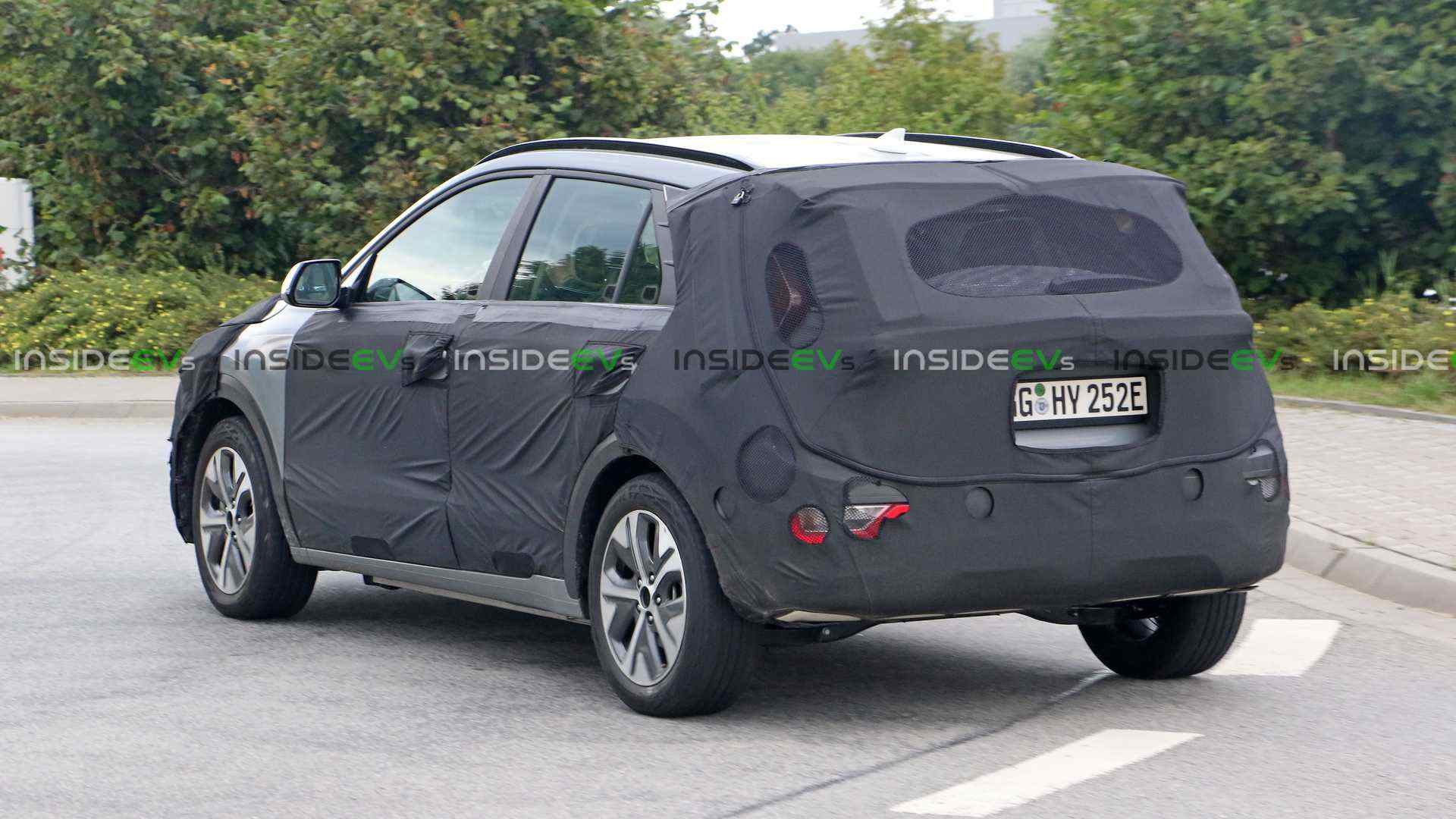2022-kia-e-niro-niro-ev-spy-photos (3).jpg