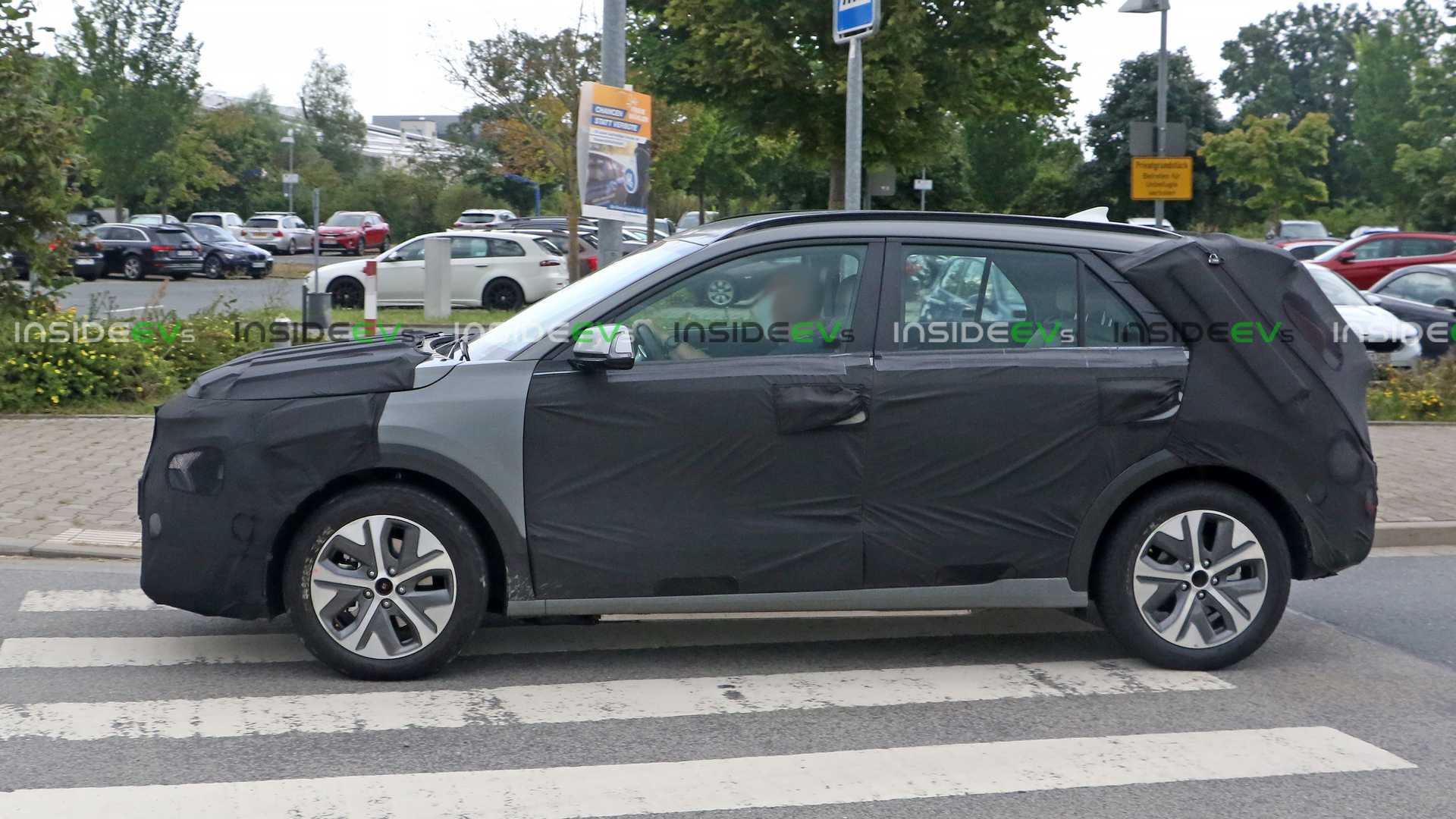 2022-kia-e-niro-niro-ev-spy-photos (2).jpg