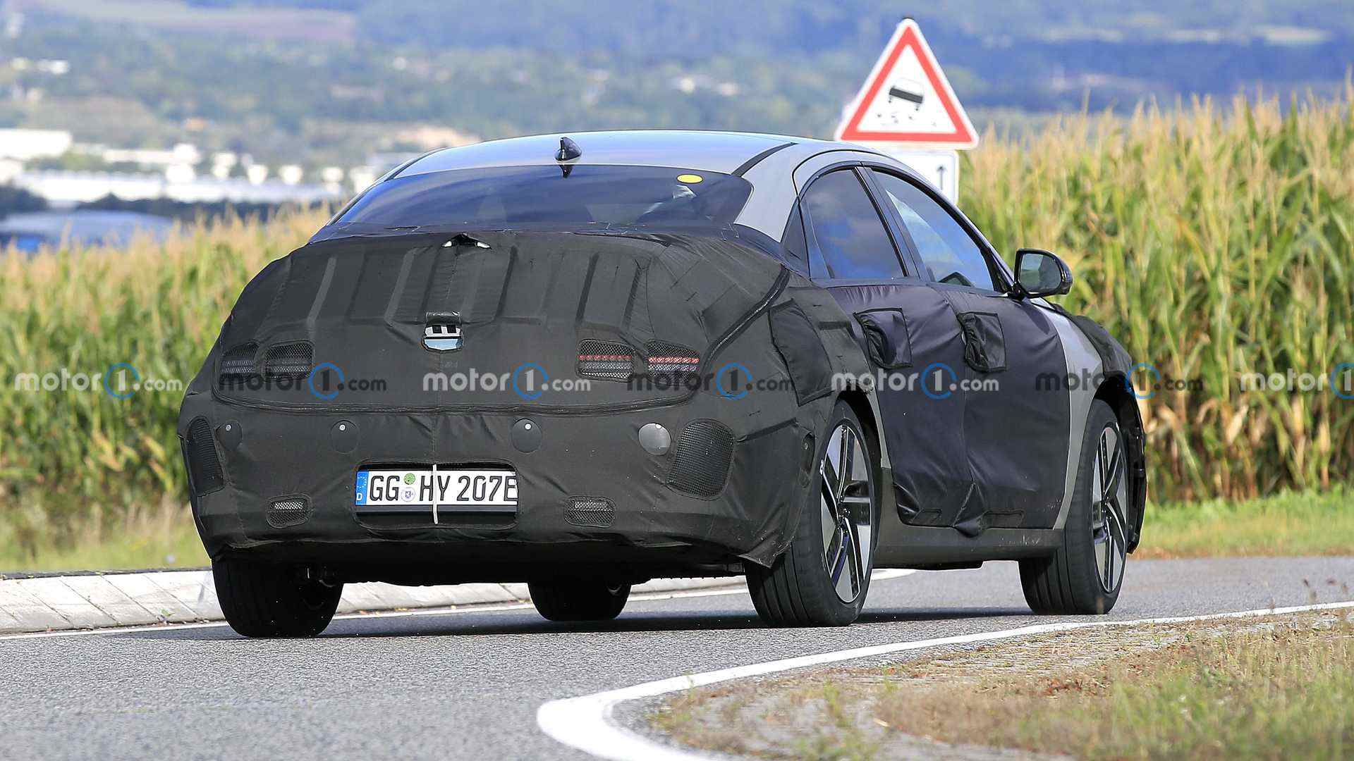 2023-hyundai-ioniq-6-rear-view-spy-photo (1).jpg