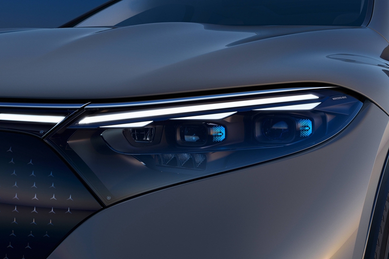 03.全新EQS純電SUV賦予外觀更多光的創新元素，包括日行燈三角形照明單元、大燈側面的精致電光藍發光模塊等_副本.jpg