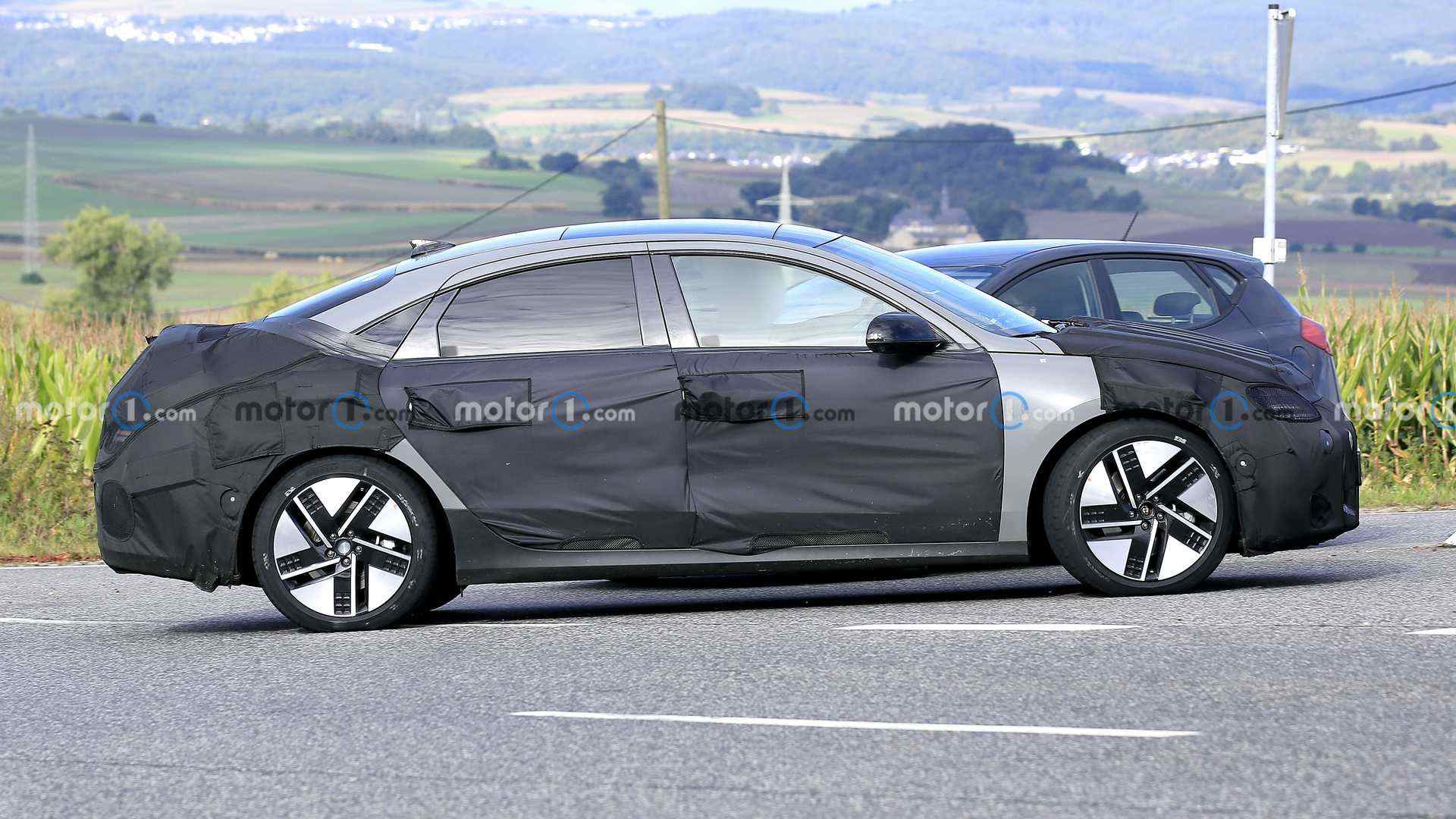 2023-hyundai-ioniq-6-side-view-spy-photo.jpg