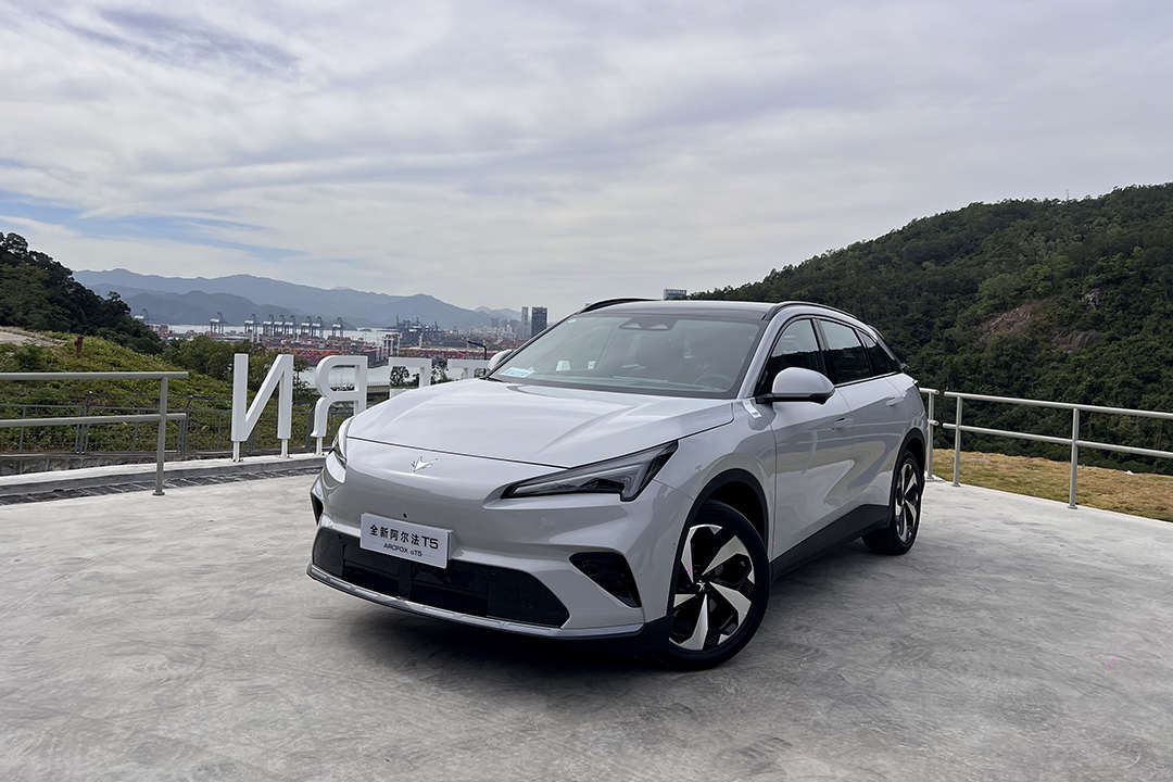 12万级唯一支持城市NOA！极狐阿尔法T5增程版深圳试驾