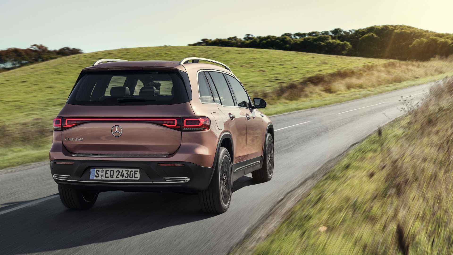 2022-mercedes-benz-eqb-350-exterior (9).jpg