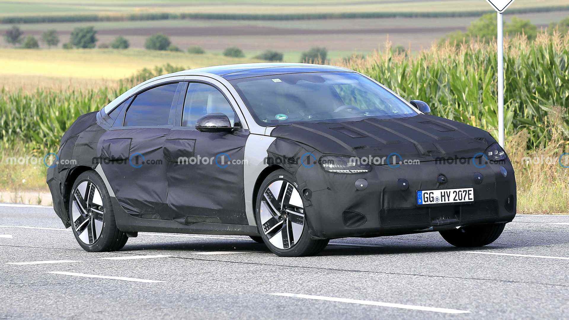 2023-hyundai-ioniq-6-front-view-spy-photo (1).jpg