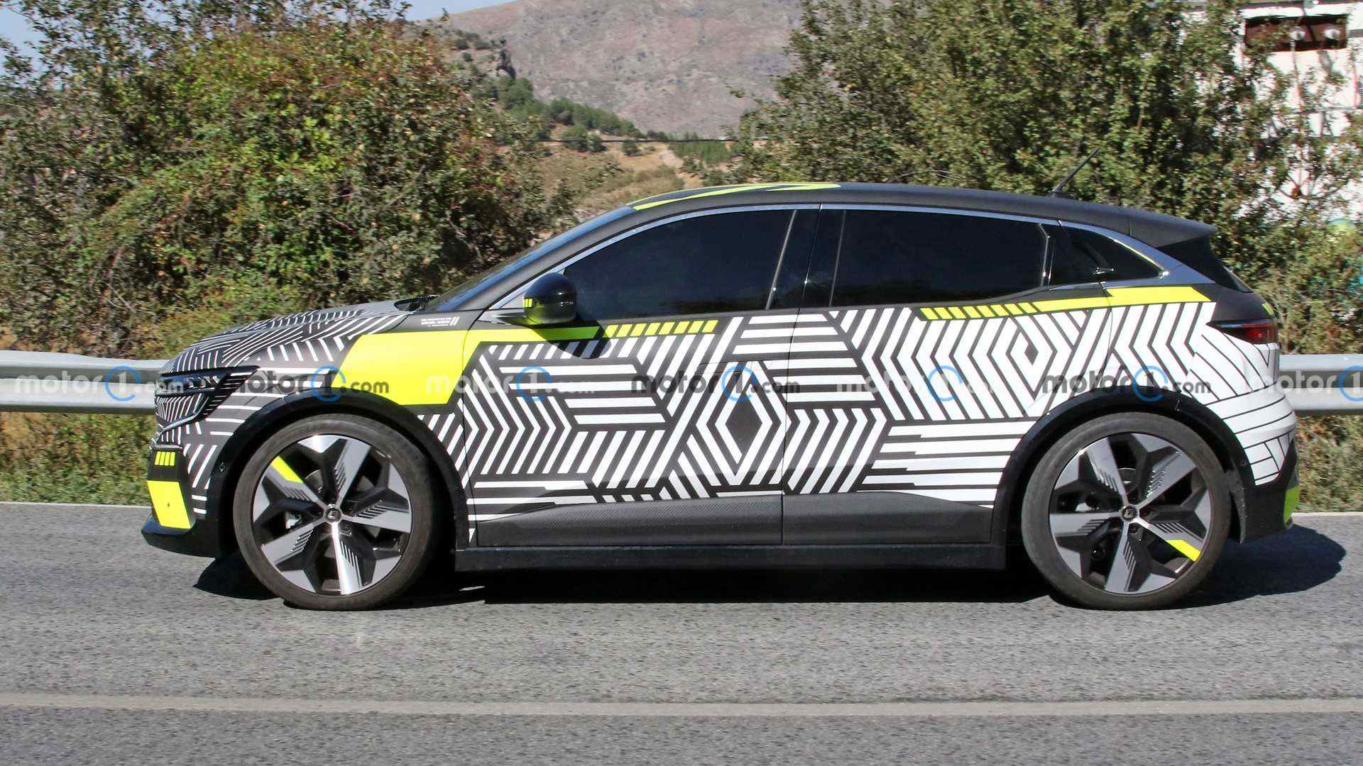 2022-renault-megane-spy-photo.jpeg