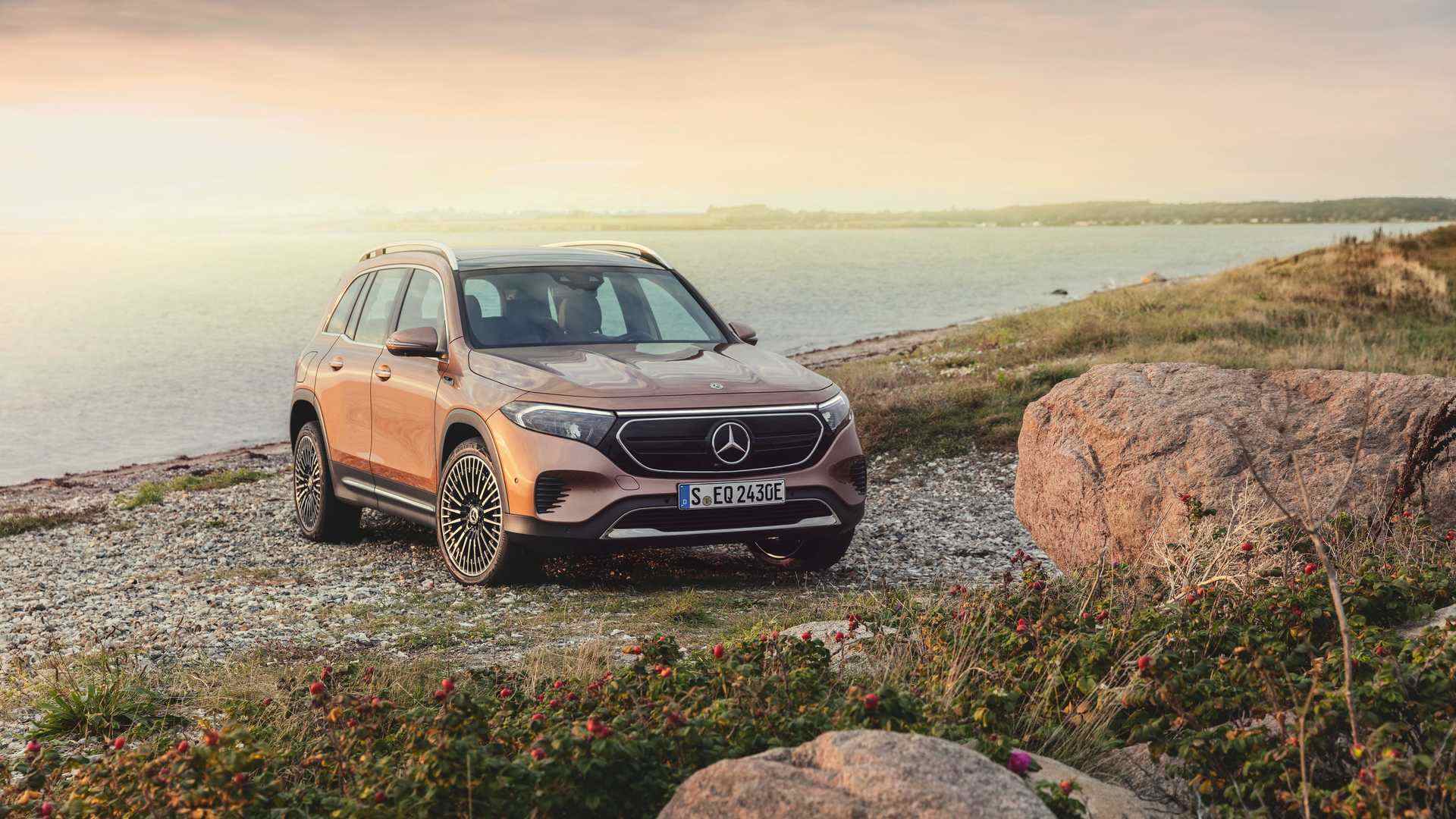 2022-mercedes-benz-eqb-350-exterior (10).jpg