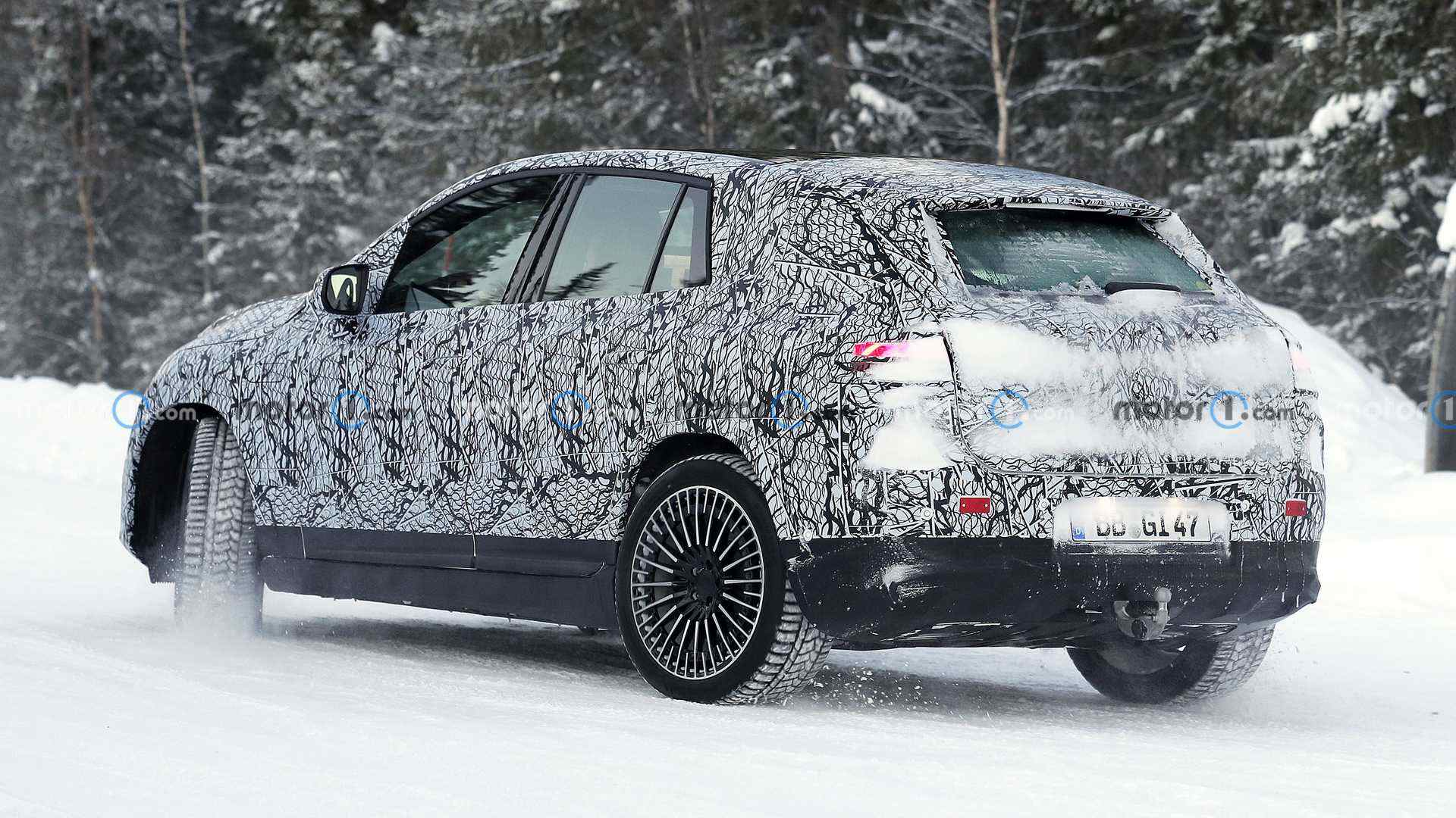 mercedes-amg-eqe-suv-with-rear-wheel-steering-spy-photo (2).jpg