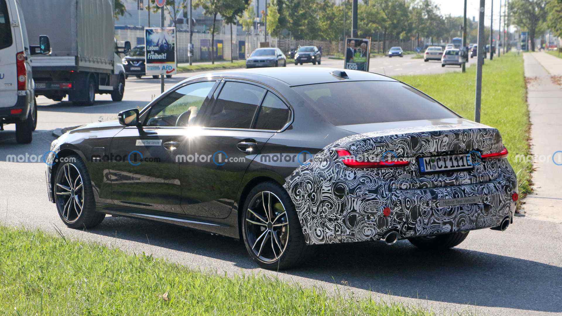 bmw-3-series-facelift-new-spy-photo (1).jpg