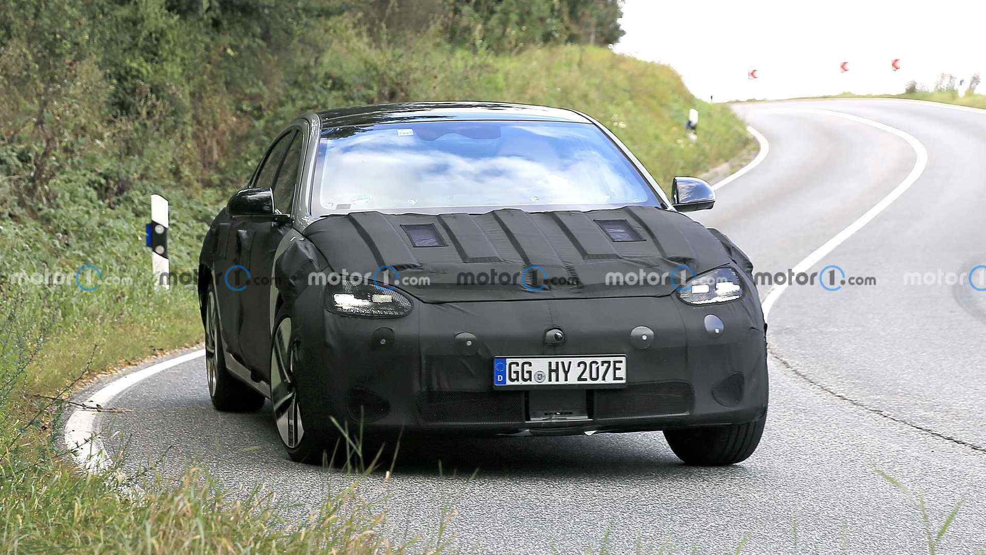 2023-hyundai-ioniq-6-front-view-spy-photo (2).jpg