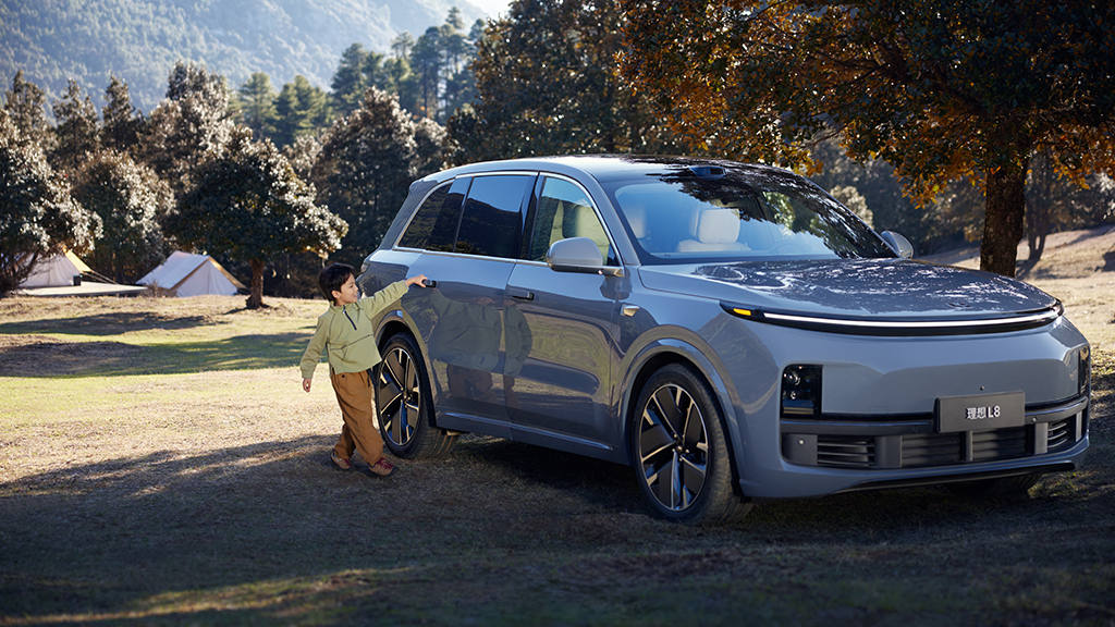 https://i2.dd-img.com/cms/b08de36e443049b43e449c3a049d661b.jpg 理想L9智能焕新版产品图_人物与车(12).jpg