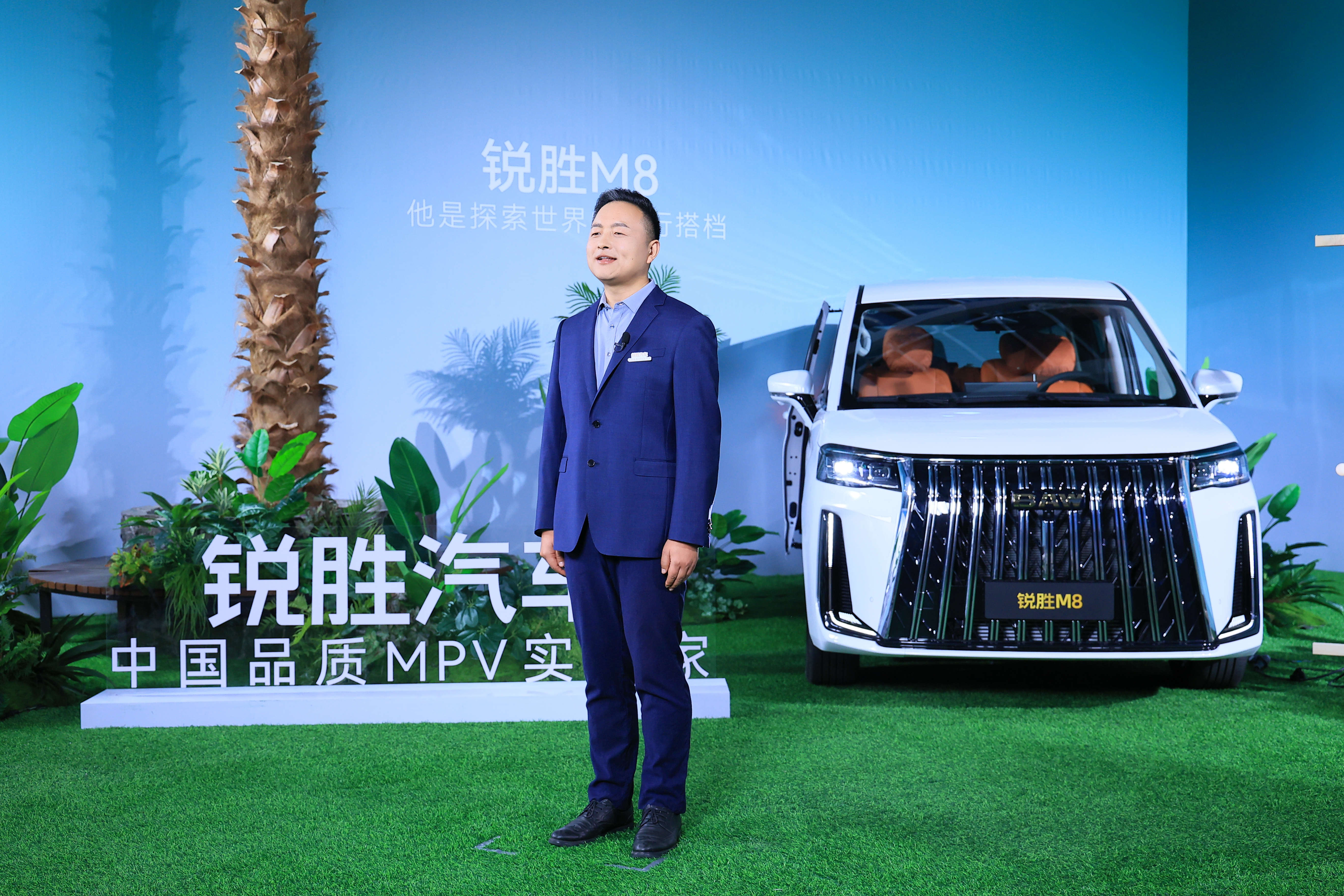 锐胜M8正式开启预售，16.98万起打造“三排皆商务舱”的全场景出行体验