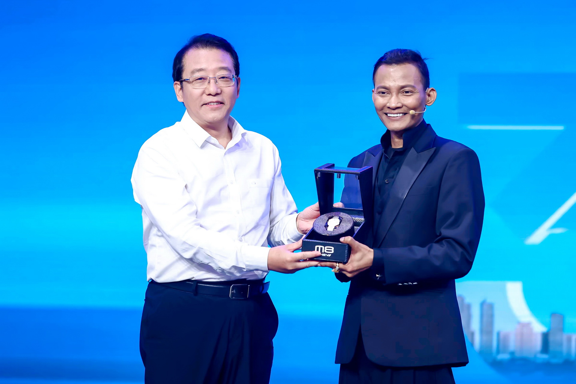 https://i2.dd-img.com/cms/c620178fdb047a55902598c6167af935.jpg 冯兴亚(左)为泰国车主Tony Jaa(右)交付新车钥匙.jpg