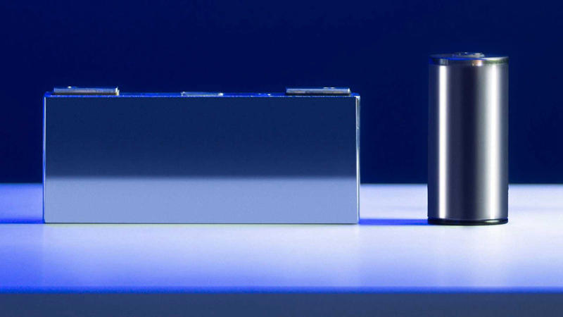bmw-round-battery-cell-right-side-by-side--with-a-prismatic-battery-cell-left_副本.jpg