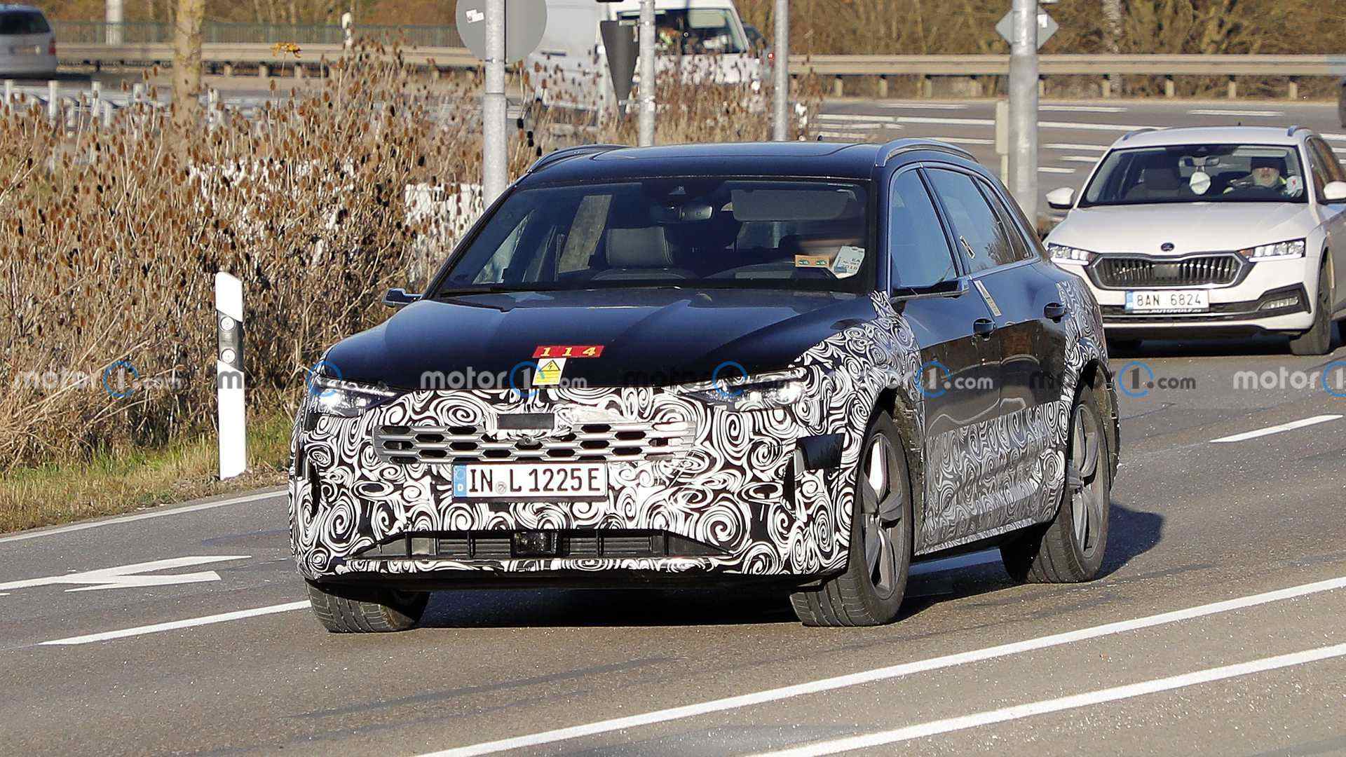 audi-e-tron-facelift-first-spy-photo.jpg